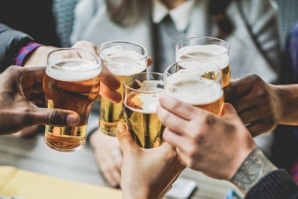 grupo de amigos brindando con cerveza en despedida de soltero