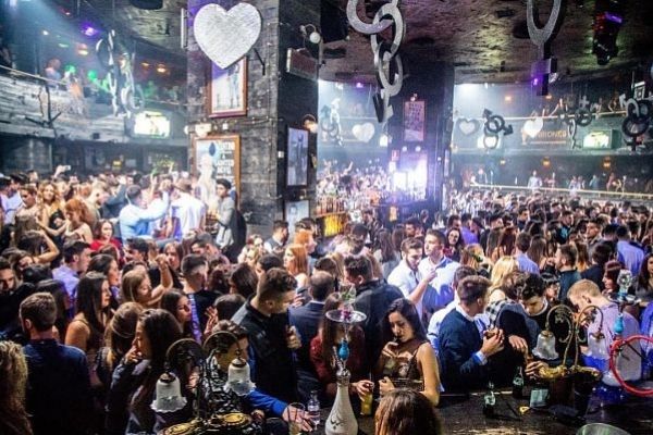 discoteca mae west repleta